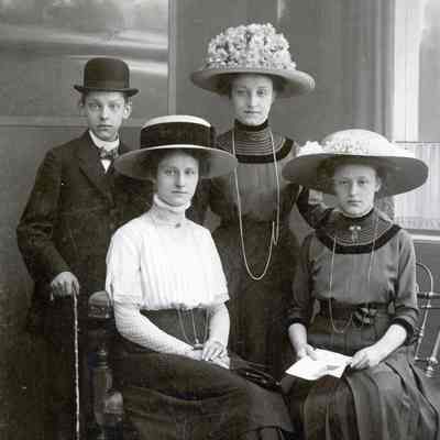 Albert, Johanna, Louise, and Augusta Hopp