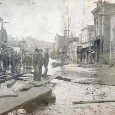 1890 Flood - Oregon City at 6th and Main Street Looking South