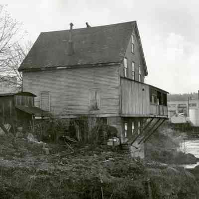 House on Willamette River below 4th and Water Streets - 1950's