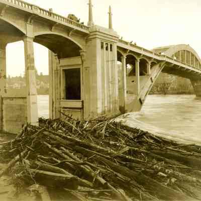1922 Flood - Willamette River Waters at Arch Bridge