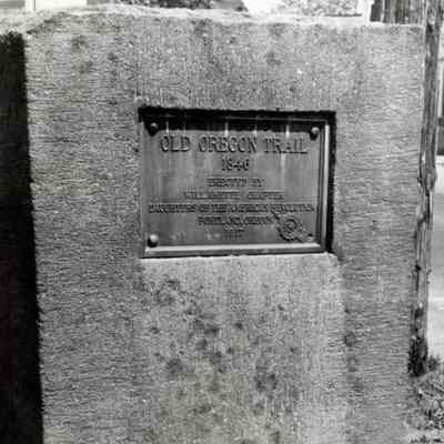 Oregon City 1950 - Old Oregon Trail Plaque - 17th & Washington St.