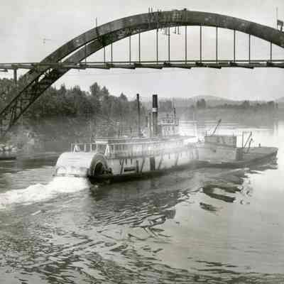 Steamboat "Diamond O" on Willamette River at Oregon City 1922 - Arch Bridge under Construction