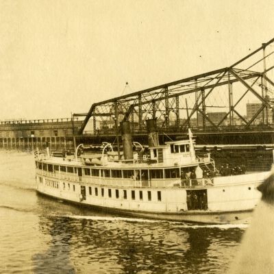 Steamboat "Astorian" - Steel Bridge in Portland Oregon