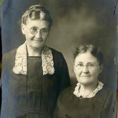 Palmateer, Anna (Davis) and Talbert, Emma (Davis)