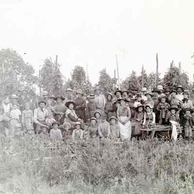 1910 - Unidentified Group at Hop Yard