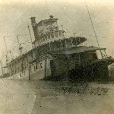 Steamboat "Ruth" - 1917 - Sinking at the mouth of the Clackamas River, Oregon
