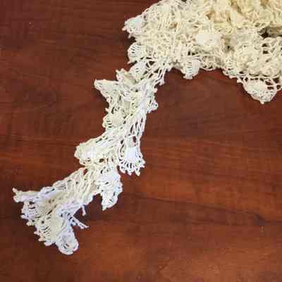 White lace trim/Marrs-Curry/Unknown Provenance