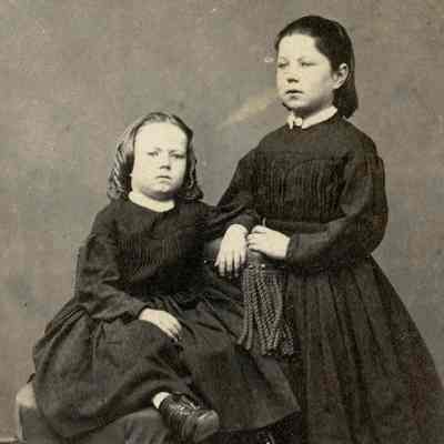 Lizzie and Ida Latourette - Latourette Family Collection