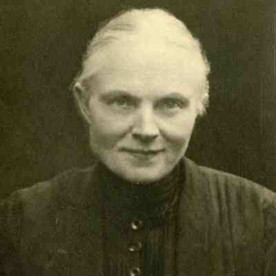 Unknown Woman - Studio Portrait