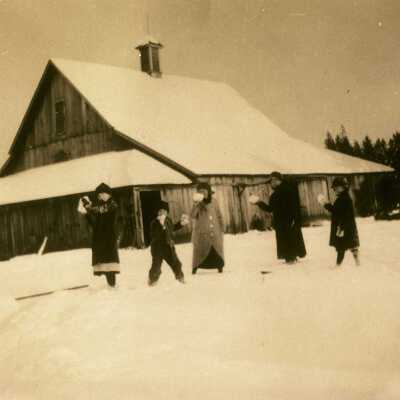 Roethe Family in front of Barn.
