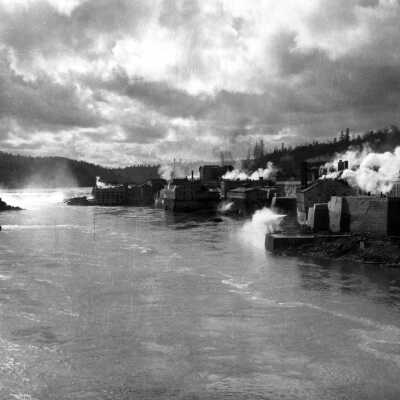 Willamette Falls and Oregon City.