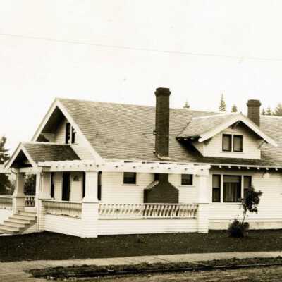 E.G. Caufield Home at 11th and Washington, Oregon City.: Copyright: None; Origsize: 3"x5"; Origformat: Print-Photographic