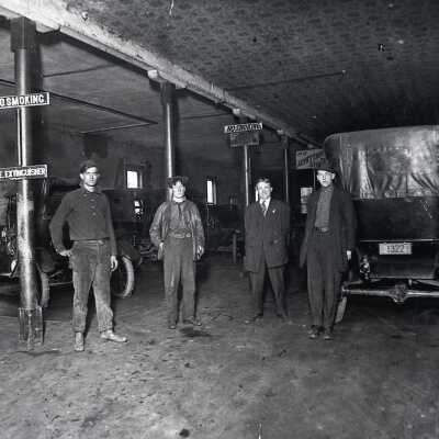Oregon City 1912 - Elliott Garage - Chester A. Elliott (third on the right)