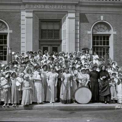 Group Photograph in front of Oregon City, Oregon Post Office
