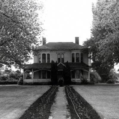 Barlow House on Highway 99E at Barlow.: Copyright: Clackamas County Historical Society; Origsize: 8" x 10"; Origformat: Print-Photographic