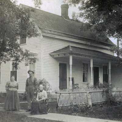 Unknown House, Clackamas County, Oregon.: Copyright: Clackamas County Historical Society; Origsize: 4" x 6"; Origformat: Print-Photographic