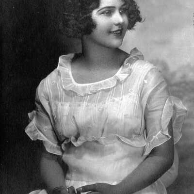 D) Dorothy prior to marriage.: Copyright: None; Origsize: 4" x 6"; Origformat: Print-Photographic