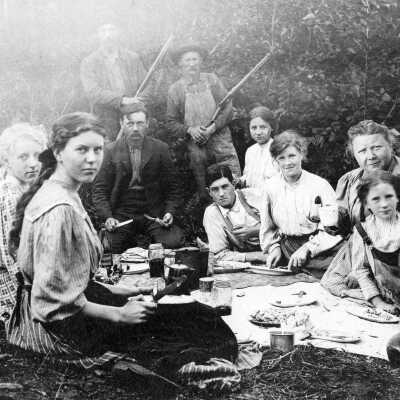 Hobble and Splinter families enjoy a picnic