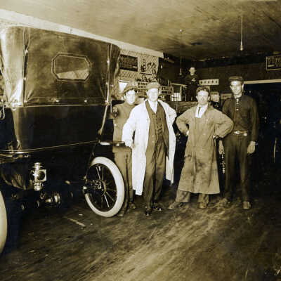 Pacific Highway Garage, Interior, 1912.
