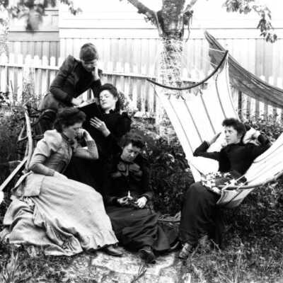 Cochran Girls in repose 1890 at 1115 Washington Street, Oregon City