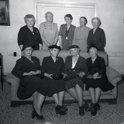 Oregon City 1952 - Group at Mertie Stevens Guest House