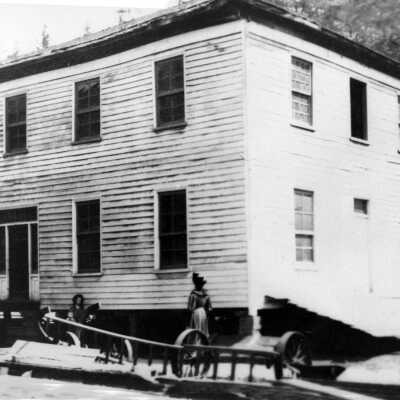 McLoughlin House on Main Street, ready to move, 1909.