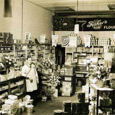 Hub Grocery (Red and White Store): Copyright: Clackamas County Historical Society; Origsize: 5x7; Origformat: Other