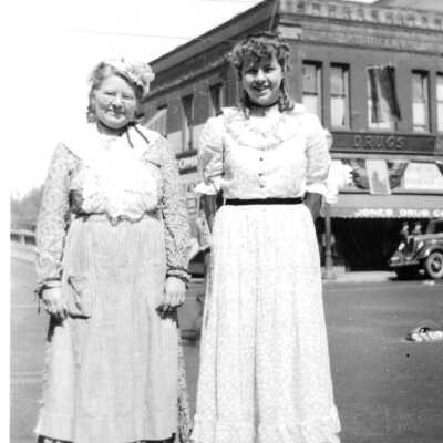 Oregon City Territorial Days 1936 - Women in Costume