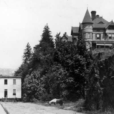 McLoughlin House being moved up Singer Hill, 1909.