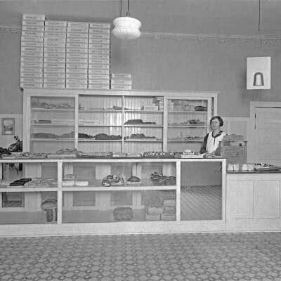 Peerless Bakery, Oregon City, 1921.