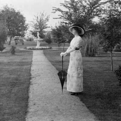 Mrs. Leon Des Larzes - Jean Allen Des Larzes c. 1913 - at McLoughlin Park behind the McLoughlin House