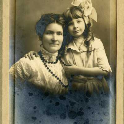 Mrs. Storey and Helene.: Copyright: Clackamas County Historical Society; Origformat: Print-Photographic