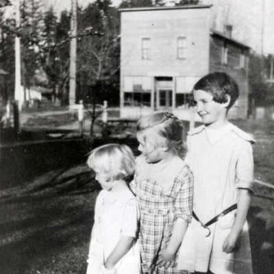 Oak Grove 1920 - Three Girls