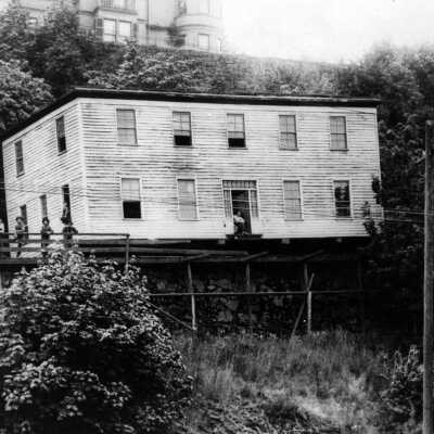 McLoughlin House moving to Center Street, Oregon City, 1909.