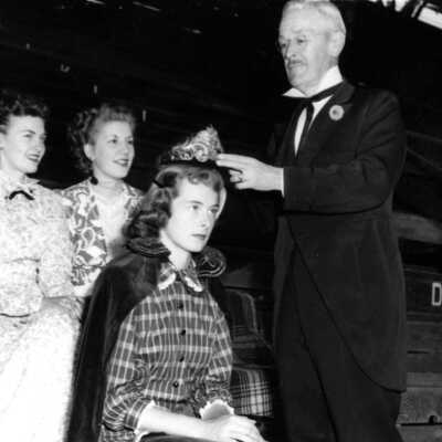 Territorial Days - Oregon City - Mayor Caufield Crowning Queen