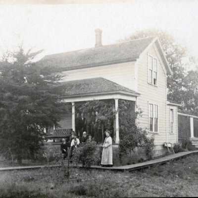 Unknown House.: Copyright: Clackamas County Historical Society; Origsize: 4" x 6"; Origformat: Print-Photographic