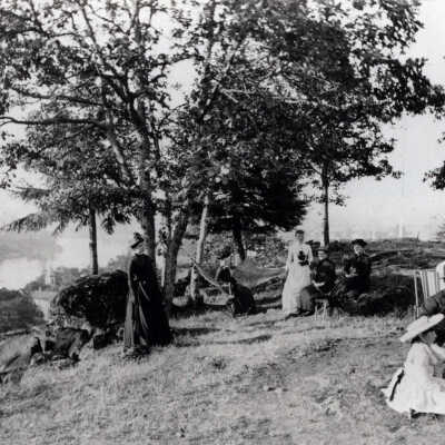 Oregon City 1890 - Chase Family in Yard