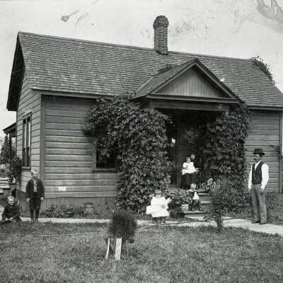 Oregon City 1910 - Elliott House and Family