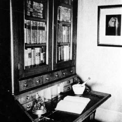 McLoughlin House furnishings.