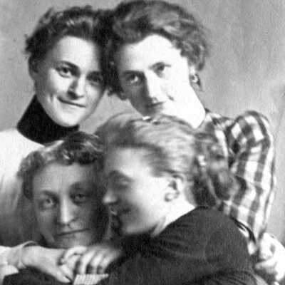 Mrs. Cheney and daughters. (E): Copyright: None; Origsize: 1" x 2"; Origformat: Print-Photographic
