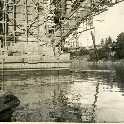 Construction of Oregon City/West Linn Arch Bridge.