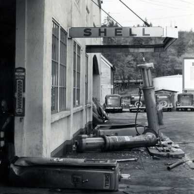 Shell Station: Copyright: Clackamas County Historical Society; Origsize: 5x7; Origformat: Other