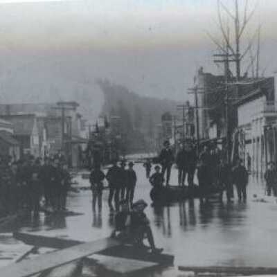 1890 Flood - Oregon City at 6th and Main Street Looking South