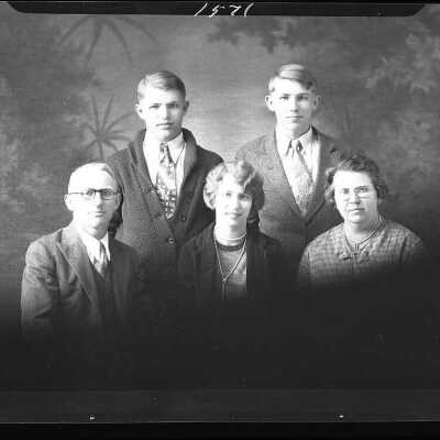 Photograph of a family for Fred Wiedermann - March 1930 - Negative