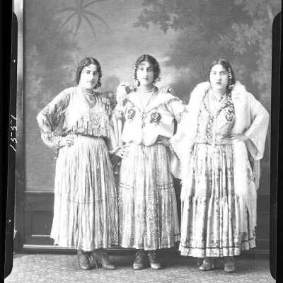 Photograph of three women for Pauline Gyp - March 1930 - Negative