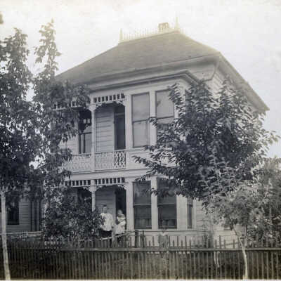 Ernest P. Elliot Home, Oregon City, 1910.