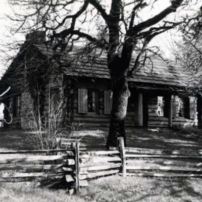 Mother's Cabin at Champoeg.: Copyright: Clackamas County Historical Society; Origsize: 4" x 6"; Origformat: Print-Photographic