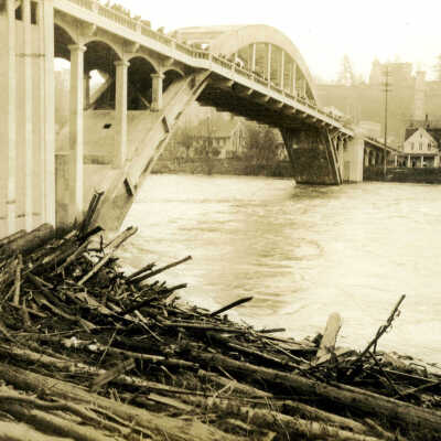 1922 Flood - Arch Bridge Viewed from West Linn toward Oregon City Elevator