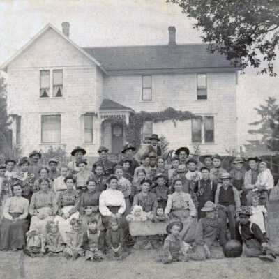 Hop gang in front of old Seavy House at Park Place.: Copyright: Clackamas County Historical Society; Origsize: 6" x 8"; Origformat: Print-Photographic