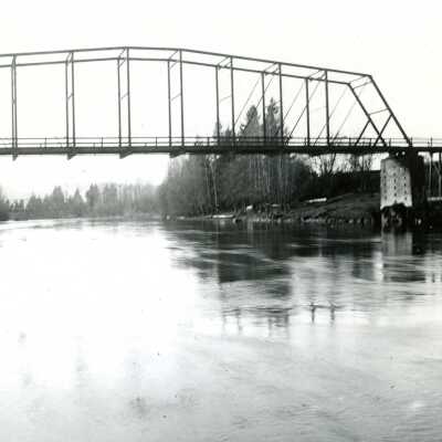 Wagon Bridge across Clackamas River at Park Place